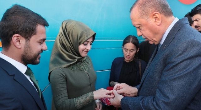 Cumhurbaşkanı Erdoğan, Şırnak’ta genç çiftin nişan yüzüklerini taktı