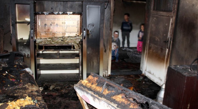 Evleri yanan aile kömürlükte yatıyor