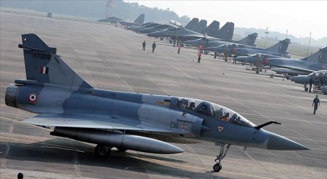 Hint savaş uçağı Pakistan sınırında düştü