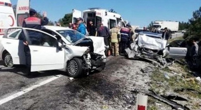 İki otomobil çarpıştı: 2 ölü, 6 yaralı