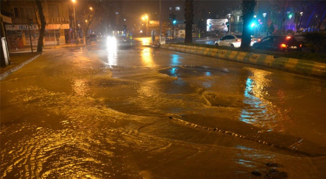Kahramanmaraş&#039;ta şebeke suyu hattı patladı