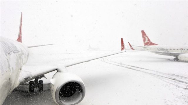 Kar yağışı nedeniyle Hakkari&#039;de uçak seferleri iptal edildi