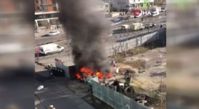 Sancaktepe’de lastikçi dükkanı alev alev yandı