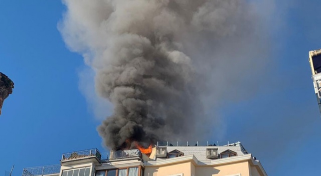 Sultanahmet&#039;te 2 otelin çatı katı yandı