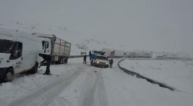 Tendürek Geçidi&#039;nde ulaşıma kar engeli