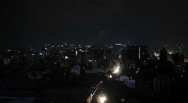 Venezuela’daki elektrik kesintisi 20 saati devirdi