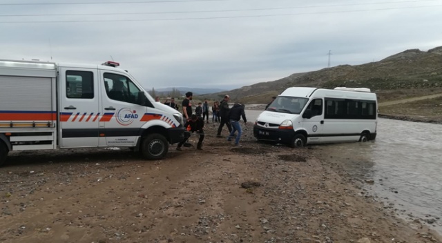 Acıçay&#039;da mahsur kalan minibüs kurtarıldı