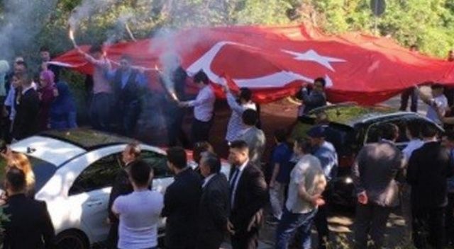 Almanya&#039;da Türk düğün konvoyuna şaşırtan tepki