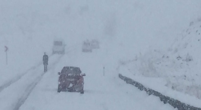 Ardahan&#039;da yoğun kar yağışı ve tipi: Araçlar yolda mahsur kaldı
