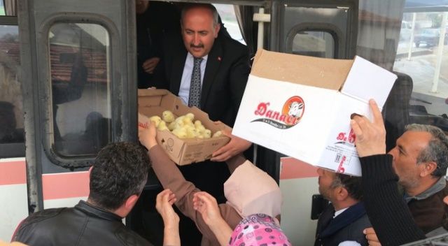 Başkan Türkyılmaz vatandaşlara civciv dağıttı