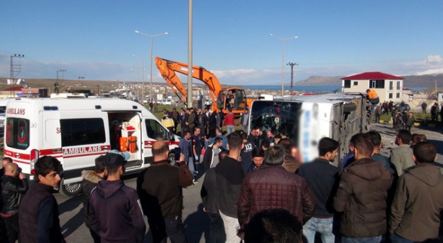 Bitlis&#039;te yolcu otobüsü ile tır çarpıştı! Çok sayıda yaralı var