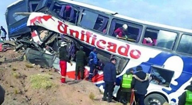 Bolivya&#039;da otobüs uçuruma yuvarlandı