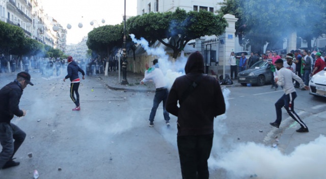 Cezayir&#039;deki protestolarda 180 kişi gözaltında