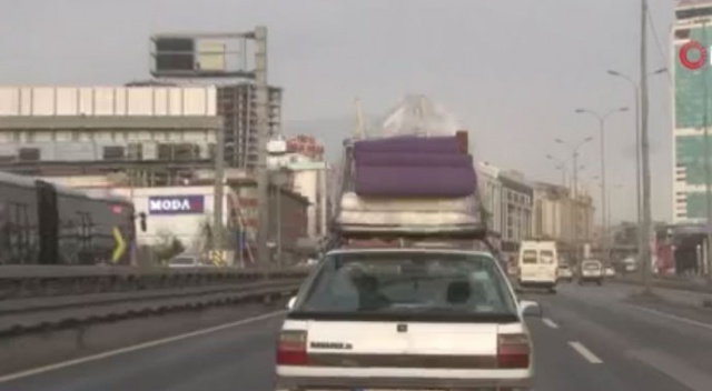 E-5’te tehlikeli yolculuk, koltuğu ve yatağı arabanın üstünde taşıdı