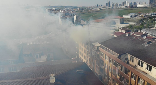 Esenyurt&#039;ta korkutan çatı yangını havadan görüntülendi