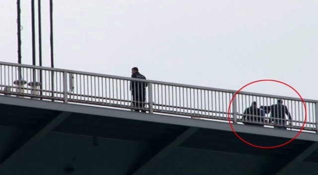 FSM Köprüsü&#039;nde intihar girişiminde bulunan şahıs polis tarafından ikna edildi