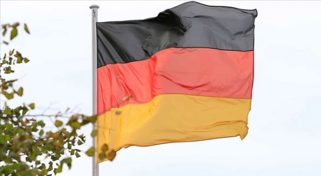 Girit&#039;te Alman bayrağı diken Alman subaylara hapis cezası