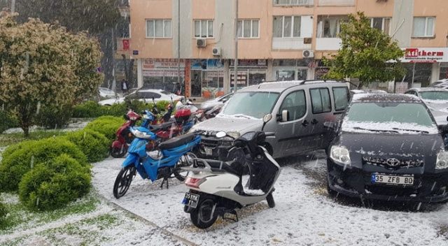 İzmir Tire&#039;de kar gibi dolu yağdı