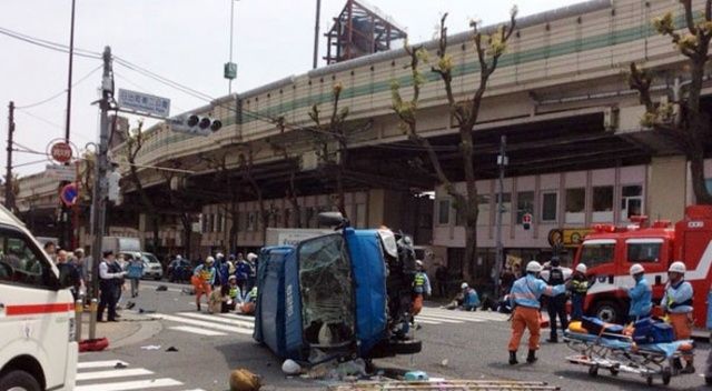 Japonya&#039;da araç yayaların arasına daldı: 2 ölü