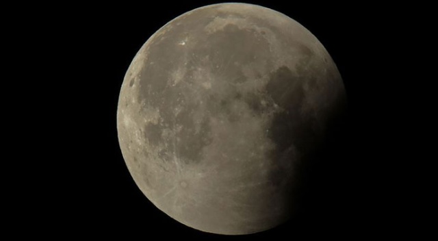 Meteor yağmurları Ay&#039;da su buharı ortaya çıkarıyor