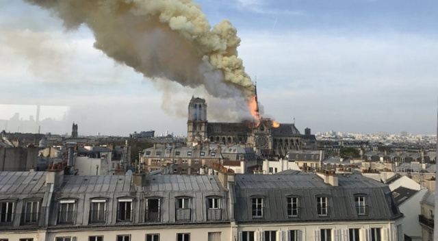 Notre Dame Katedrali&#039;nde yangın