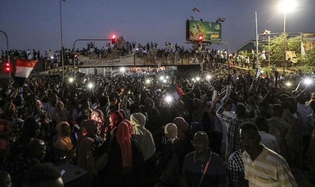 Sudan’da muhalifler askeri konseyle müzakereleri askıya aldı