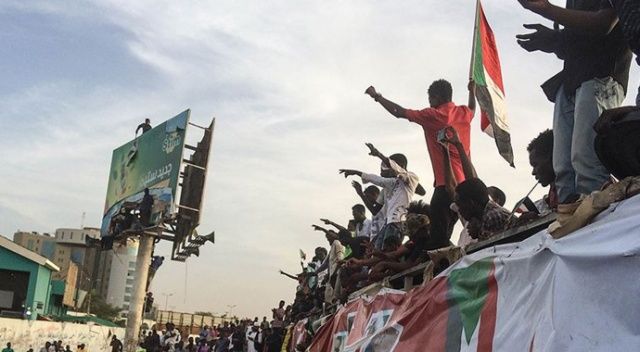 Sudan&#039;da ordu göstericileri dağıtmaya başladı