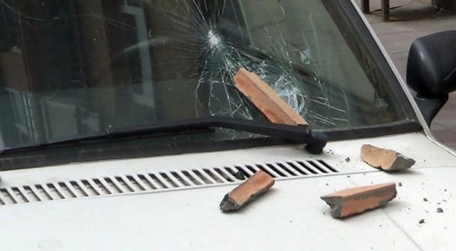 Beşiktaş’ta binadan düşen taşlar vatandaşları korkuttu