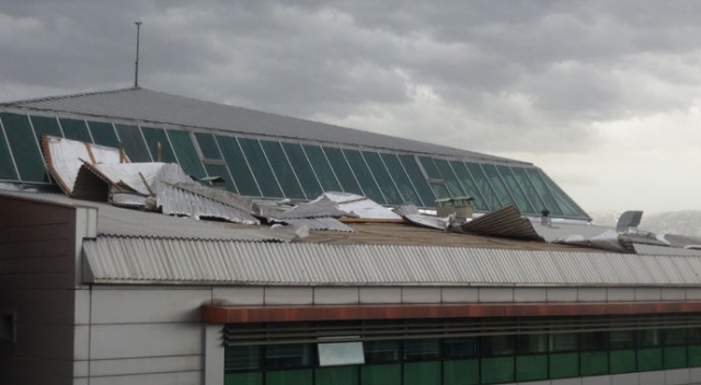 Erzincan’da fırtına çatıları uçurdu