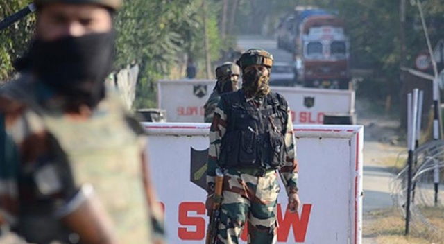 Hindistan&#039;da polis noktasına bombalı saldırı: 10 yaralı