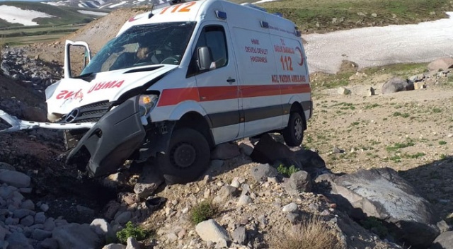 Kayseri&#039;de ambulans takla attı: 2 yaralı