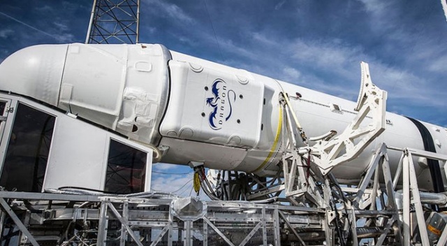 SpaceX&#039;in personel taşıyıcı mekiği yer testinde alev aldı