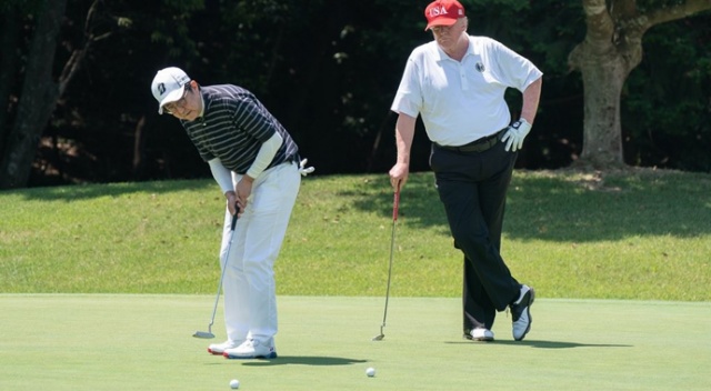 Trump, Japonya Başbakanı ile golf oynayıp sumo maçı izledi