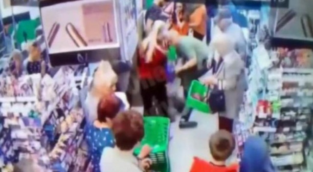 Ukrayna&#039;da gözü dönmüş cani markette çocuğun boynunu kırmaya çalıştı