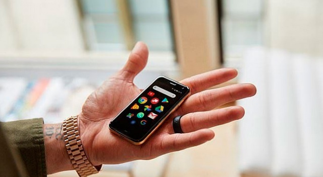 Dünyanın en küçük akıllı telefonu satışa çıktı