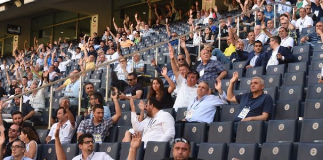 Fenerbahçe&#039;de 2 üye ihraç edildi