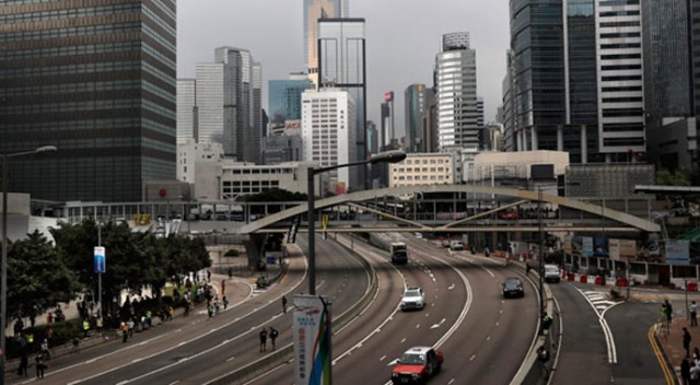 Hong Kong&#039;da protestocular sokakları boşalttı