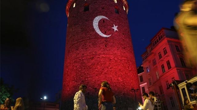 İstanbul&#039;un simgeleri kırmızı beyaza büründü
