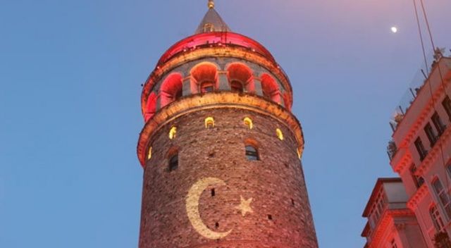 İstanbul&#039;un simgeleri kırmızı beyaza büründü