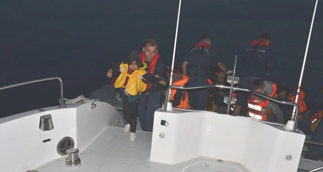 Kuşadası Körfezi’nde 15’i çocuk 40 kaçak göçmen yakalandı