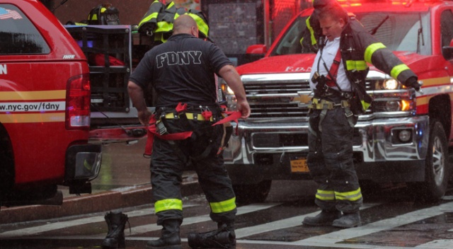 New York’ta helikopter gökdelenin çatısına düştü