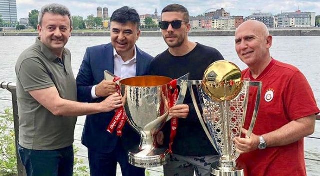 Podolski Galatasaray&#039;ın şampiyonluk kupalarıyla poz verdi