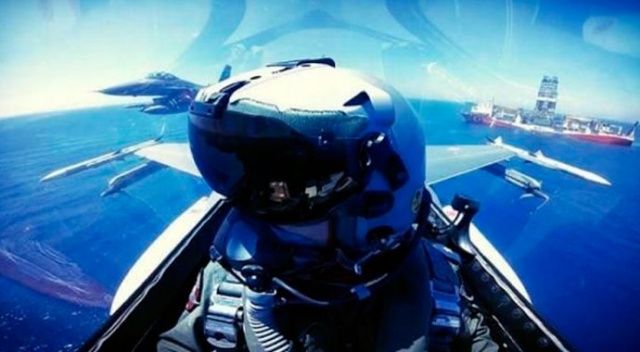 Türk F-16&#039;sından, Fatih Sondaj Gemisine selamlama