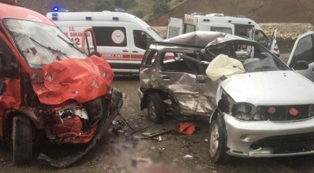 Yolcu minibüsü ile jeep çarpıştı:1’i ağır 13 yaralı