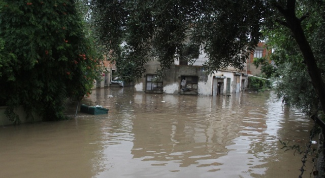 Adana’da sağanak yağış su baskınlarına neden oldu