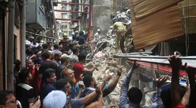 Hindistan&#039;da bina çöktü! 12 ölü, onlarca kişi enkaz altında