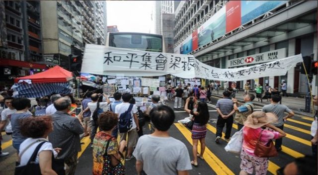 Hong Kong&#039;da hükümet taraftarları polise destek için toplandı
