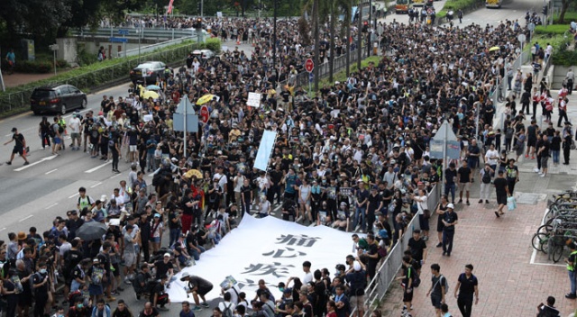 Hong Kong&#039;da protestocular banliyöye indi