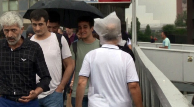 İstanbul’da yağış başladı: Yağmura hazırlıksız yakalananlar ilginç görüntüler oluşturdu