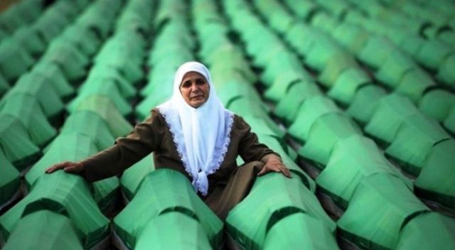 Kimliği belirlenen 33 Srebrenitsa kurbanı toprağa veriliyor